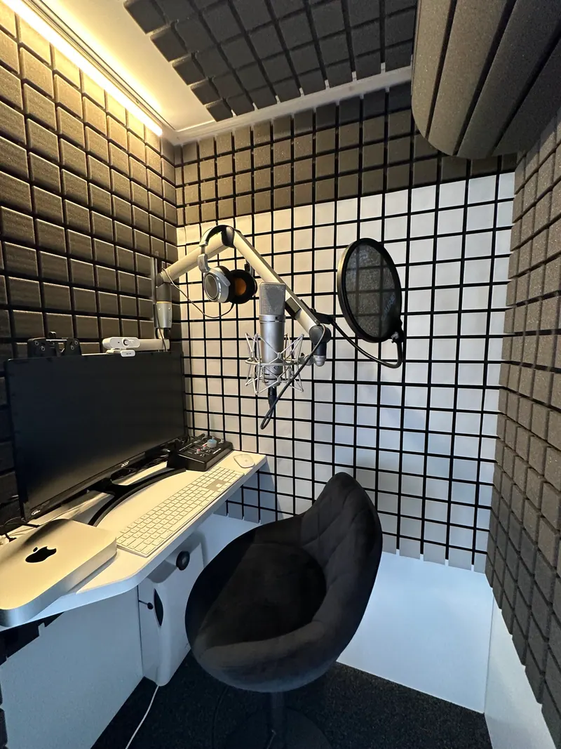 Cabine d'enregistrement de Nadia Battiston avec micro Neumann et poste Pro Tools